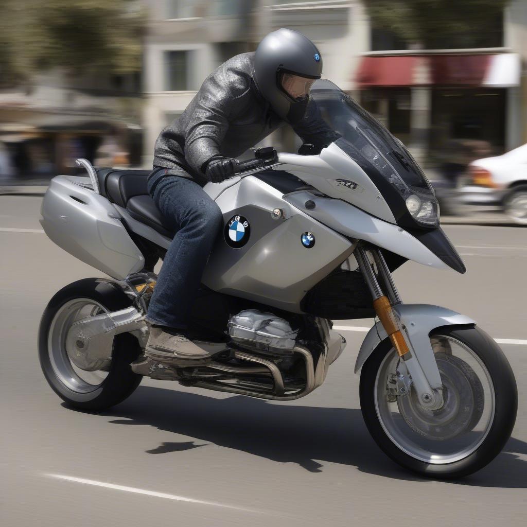 BMW Moto Shark Trên Đường Phố - Hình ảnh một chiếc BMW Moto Shark đang di chuyển trên đường phố, thu hút mọi ánh nhìn với vẻ ngoài mạnh mẽ và cá tính.