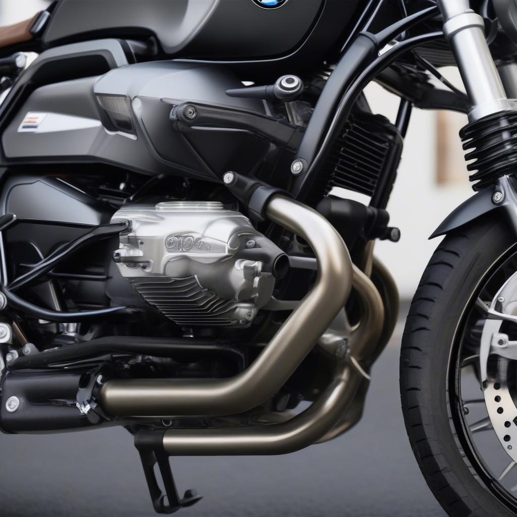 Hình ảnh cận cảnh động cơ boxer mạnh mẽ của BMW R NineT Scrambler, nổi bật với thiết kế cổ điển và hiệu suất vượt trội.