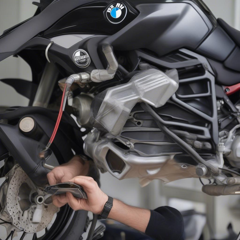 Kiểm tra rò rỉ nước làm mát BMW R1200GS Radiator