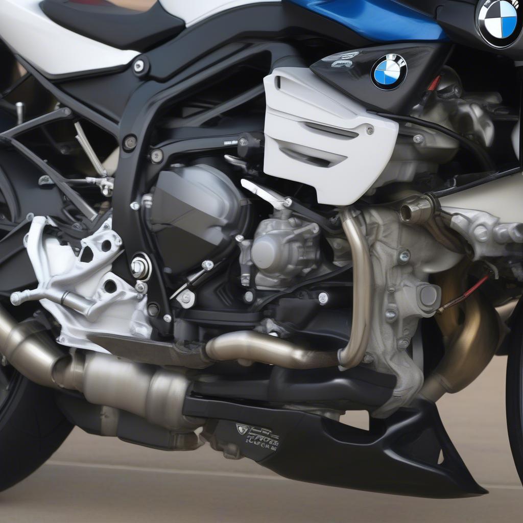 So sánh động cơ BMW S1000RR 2014 và 2015