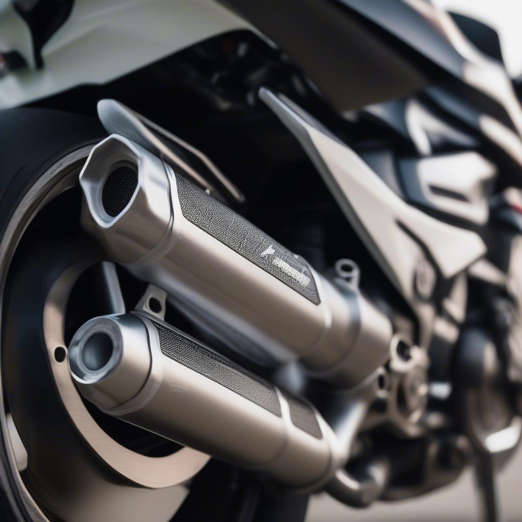 BMW S1000RR với pô Akrapovic Evolution Line