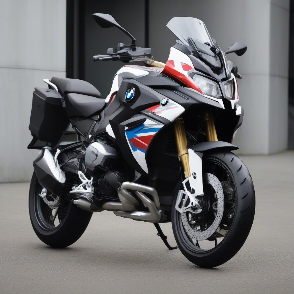 Cá nhân hóa BMW S1000XR với tem xe và ốp bảo vệ