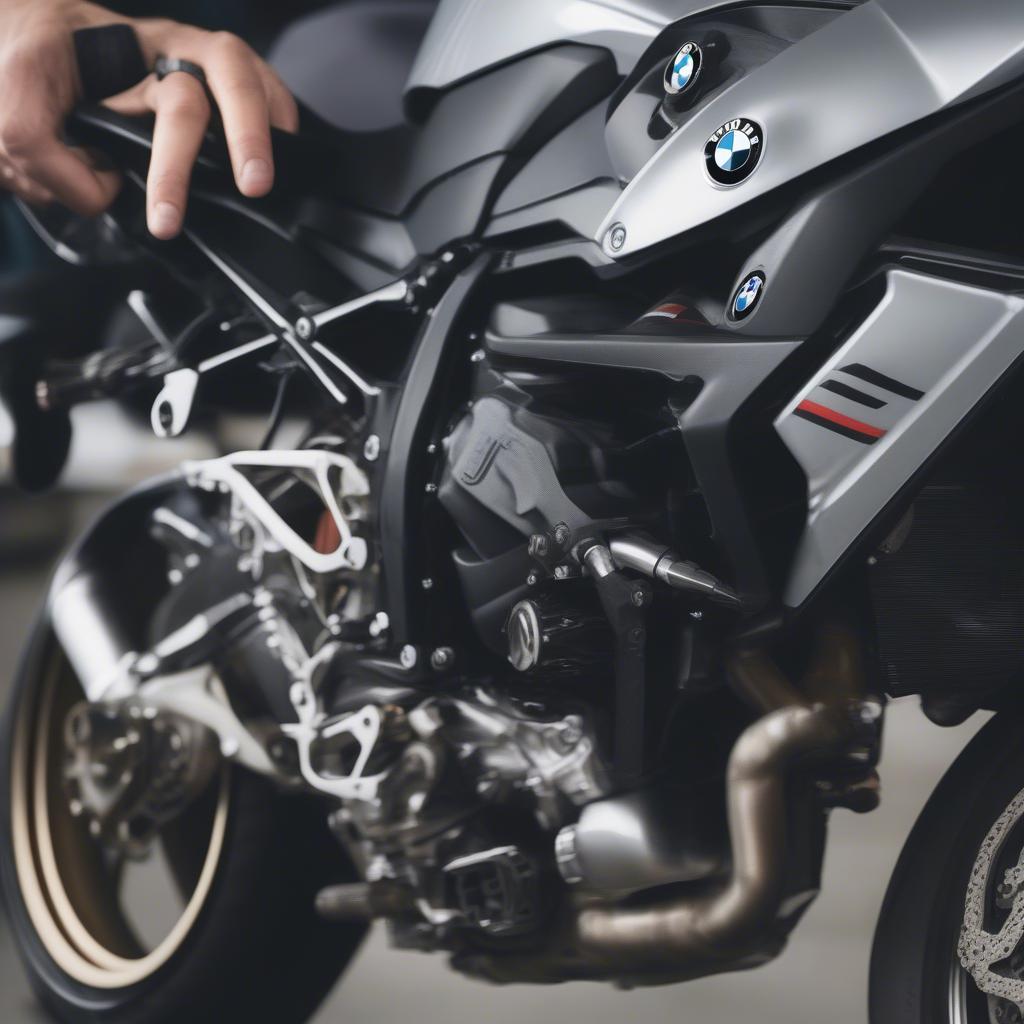 Kiểm tra BMW S1000XR trước khi mua