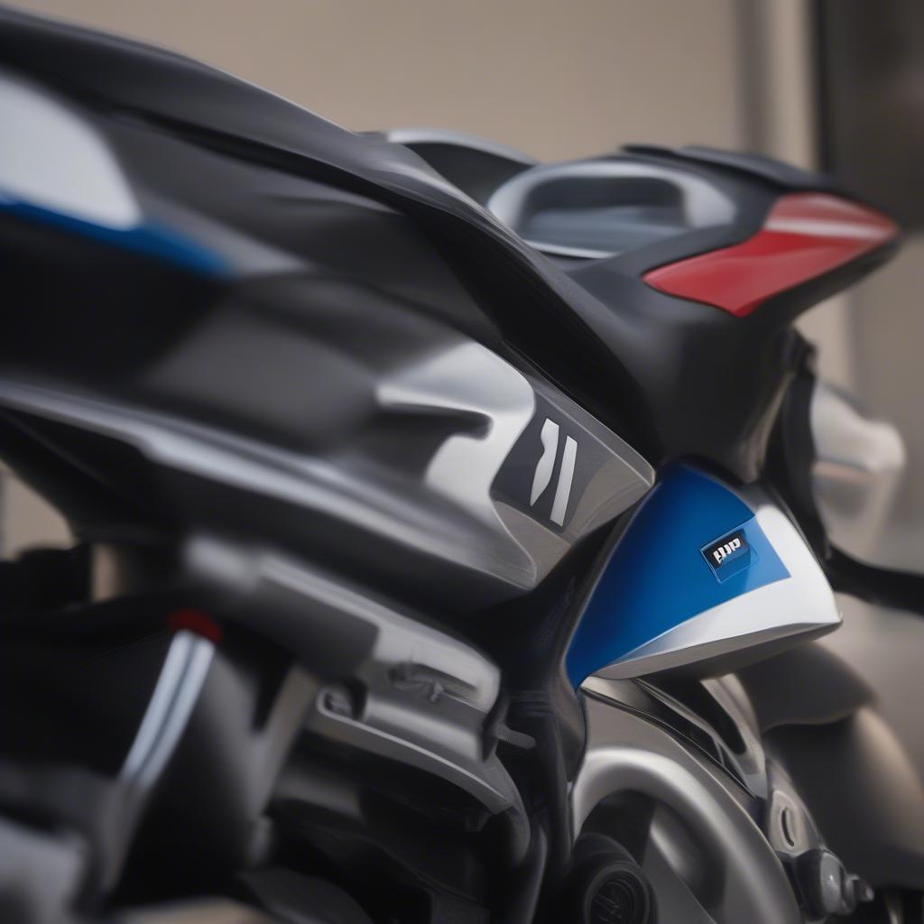 Logo BMW S1000RR trên bình xăng